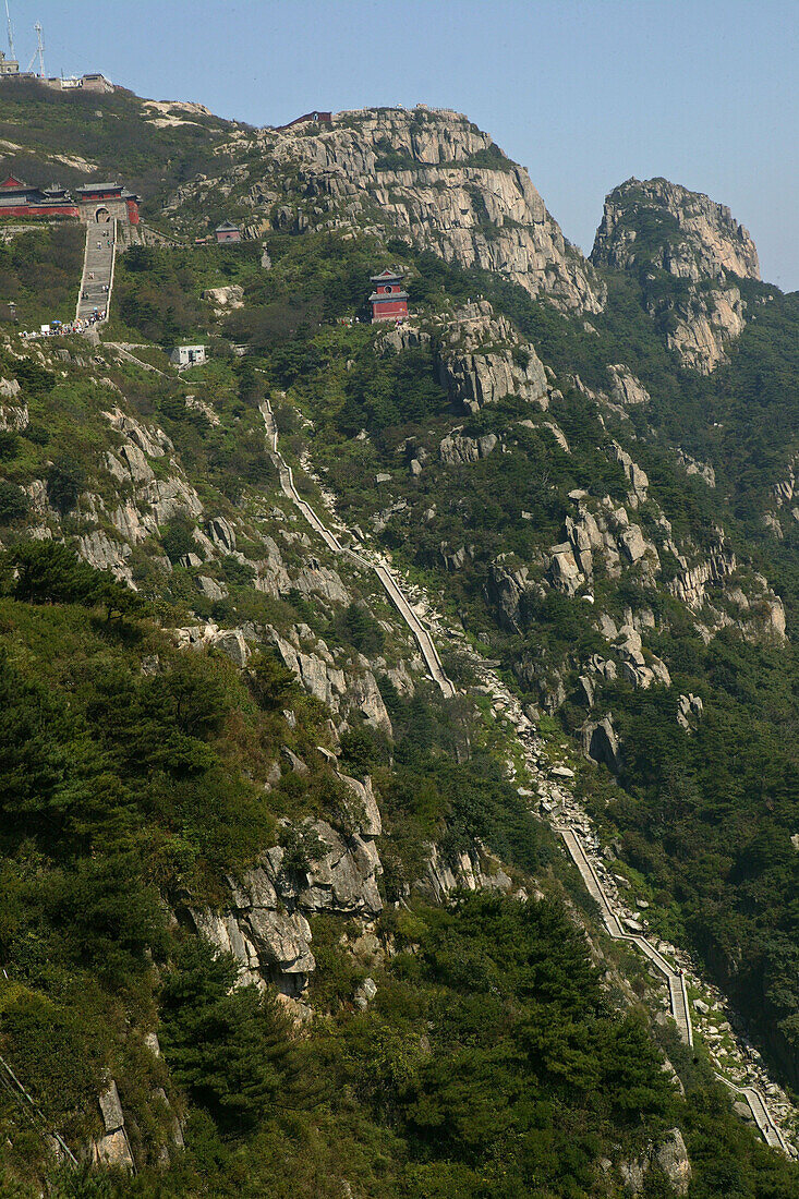 Treppe zum Taishan,steile, lange Steintreppe, Treppe der Achtzehn Windungen, Shiba Pan zum Gipfel des Taishan, Provinz Shandong, Taishan, Provinz Shandong, UNESCO Weltkulturerbe, China, Asien