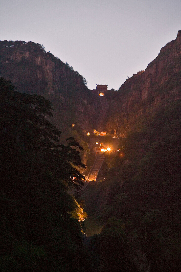 Nachts, Treppe zum Taishan,steile, lange Steintreppe, Treppe der Achtzehn Windungen, Shiba Pan zum Gipfel des Taishan, Provinz Shandong, Taishan, Provinz Shandong, UNESCO Weltkulturerbe, China, Asien