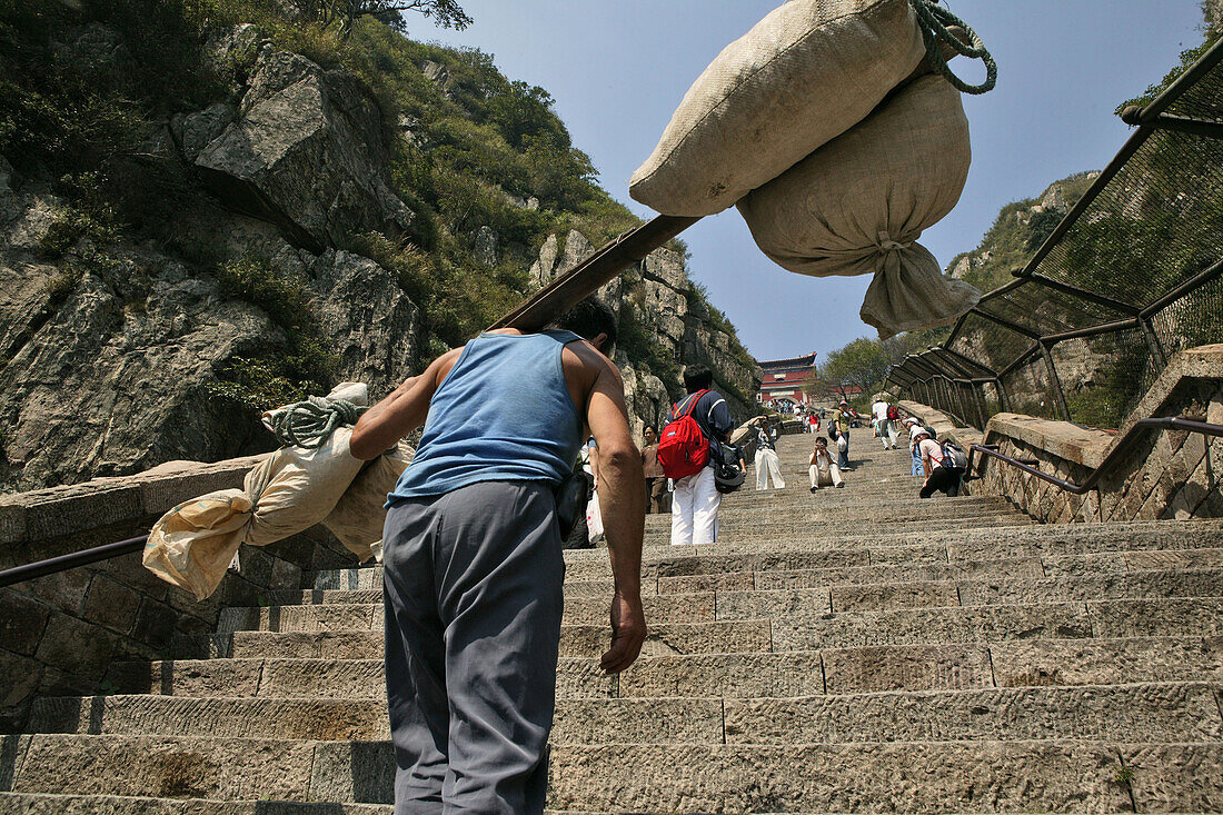 Träger, Taishan,Lastenträger auf der steilen, langen Treppe zum Gipfel des Tai Shan, Provinz Shandong, Taishan, Provinz Shandong, UNESCO Weltkulturerbe, China, Asien
