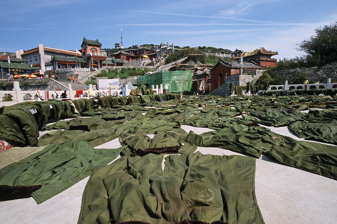 Südliches Himmelstor, Tai Shan,Militärmäntel zum Verleih werden hier nach der vergangenen Nacht zum Trocknen ausgelegt, Gipfel, Taishan, Provinz Shandong, Taishan, Provinz Shandong, UNESCO Weltkulturerbe, China, Asien