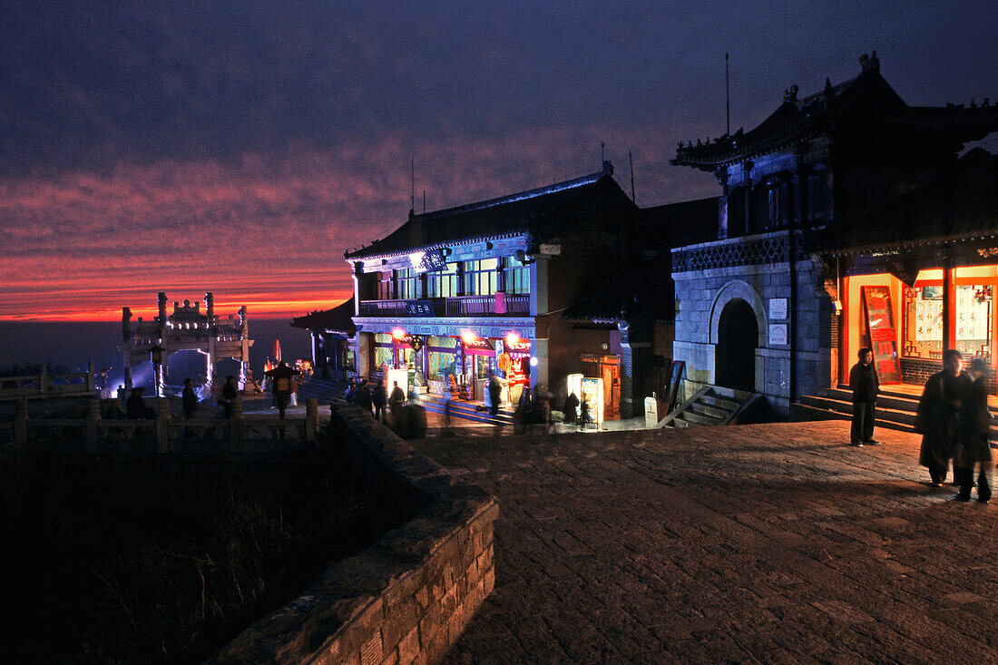 Heavenly Street at sunset at the Southern Gate to Heaven, Mount Tai, Tai Shan, Shandong province, Taishan, Mount Tai, World Heritage, UNESCO, China