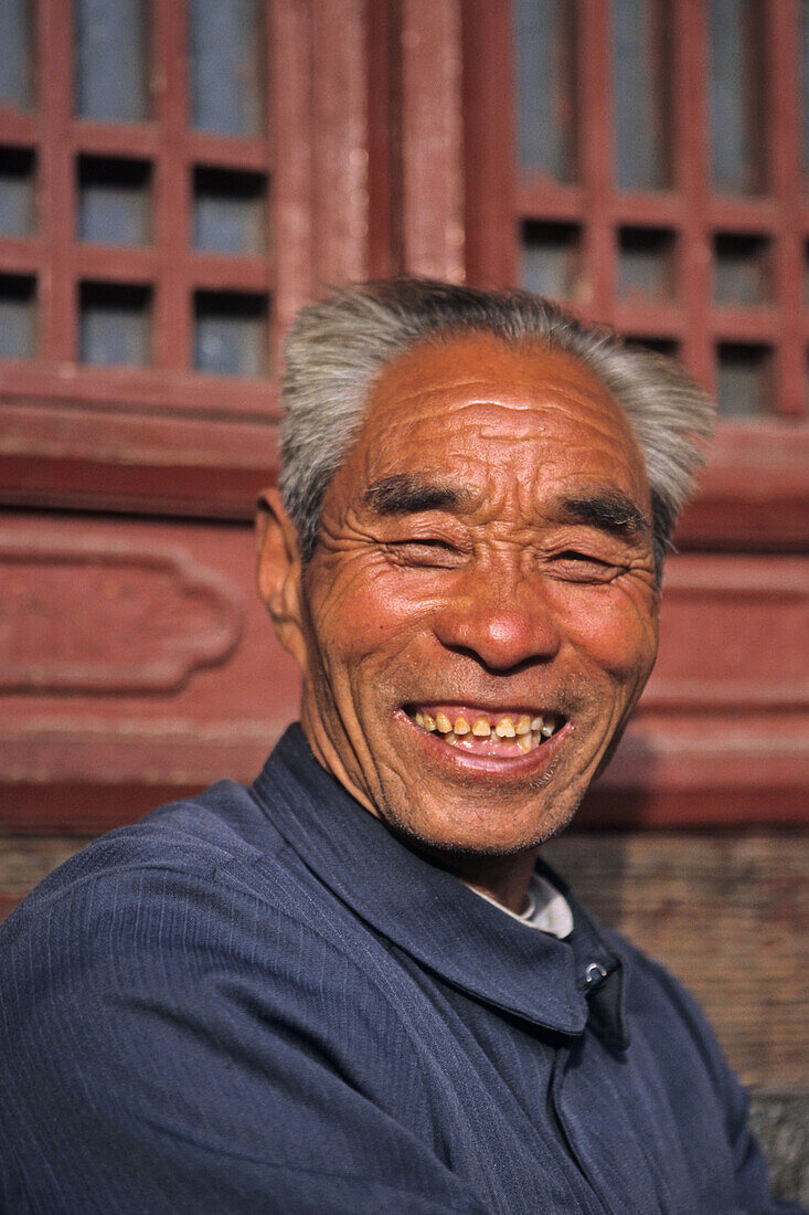 Verkäufer, Südlichen Himmelstor, Tai Shan,Portrait, Verkäufer von Weihrauchkerzen, Räucherkerzen, vor Tempel am Südlichen Himmelstor, Taishan, Provinz Shandong, Taishan, Provinz Shandong, UNESCO Weltkulturerbe, China, Asien