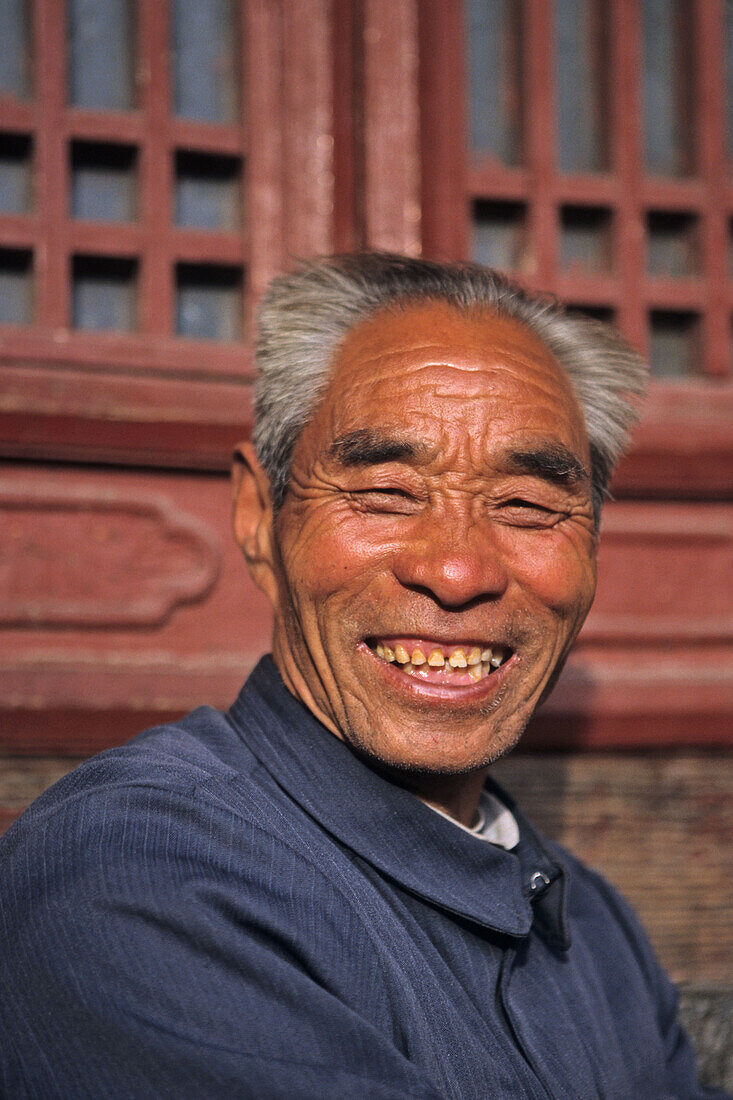 portrait of incense seller, in front of temple at Heavenly Gate, Tai Shan, Shandong province, Taishan, Mount Tai, World Heritage, UNESCO, China, Asia