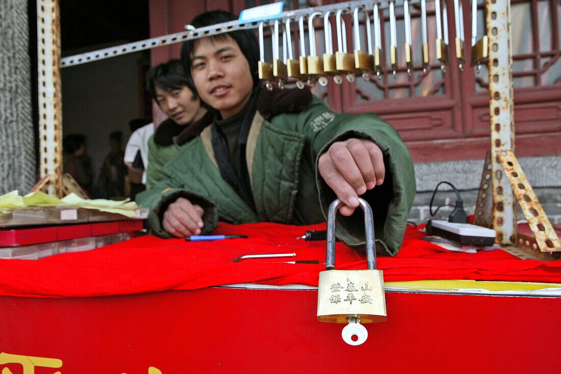 lucky locks, seller, Tai Shan, Shandong province, Taishan, Mount Tai, World Heritage, UNESCO, China, Asia