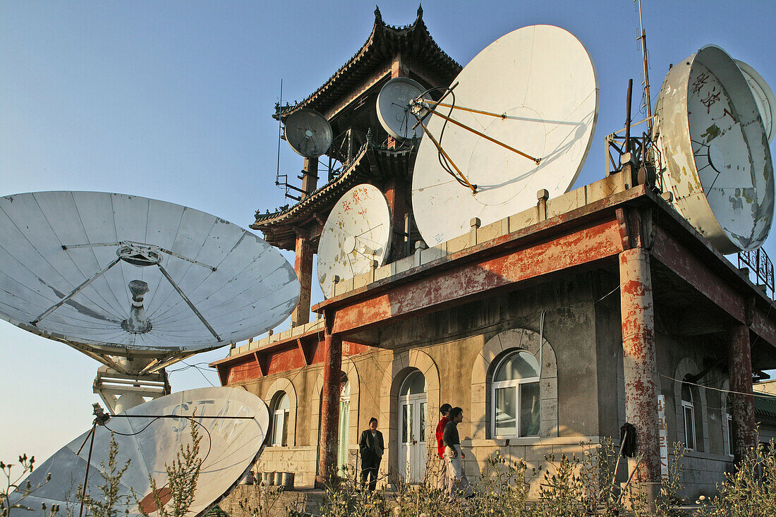 Verlassene ausgediente und als Tempel dekorierte Sendeanlagen mit Satellitenschüsseln, Taishan, Provinz Shandong, UNESCO Weltkulturerbe, China, Asien