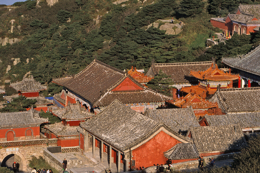 Tempel, Tai Shan,Azure Cloud Temple, Kloster der Prinzessin der Regenbogen-Dämmerung, Konfuzius Tempel irechts oben, Taishan, Provinz Shandong, Taishan, Provinz Shandong, UNESCO Weltkulturerbe, China, Asien