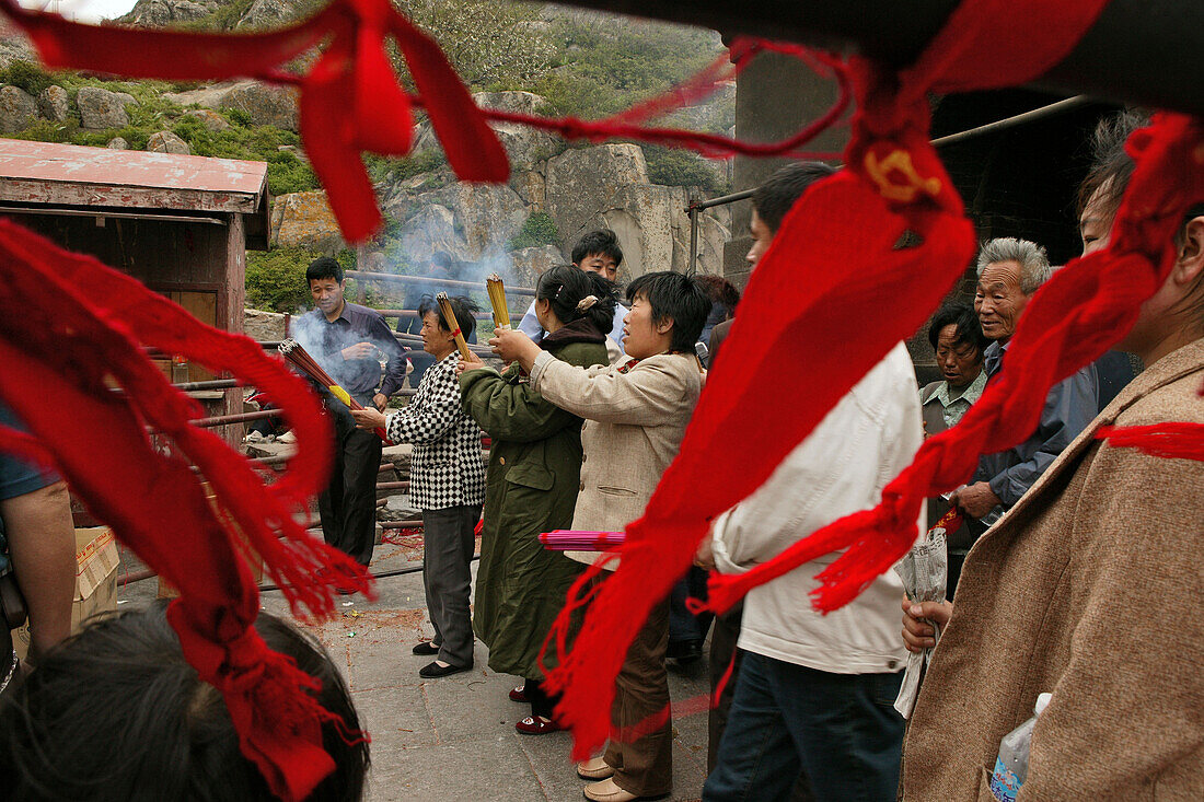 Gläubige, Opfergabe, Tai Shan,Opfergabe und Gebet von Gläubigen, Azure Cloud Temple,Taishan, Provinz Shandong, Taishan, Provinz Shandong, UNESCO Weltkulturerbe, China, Asien