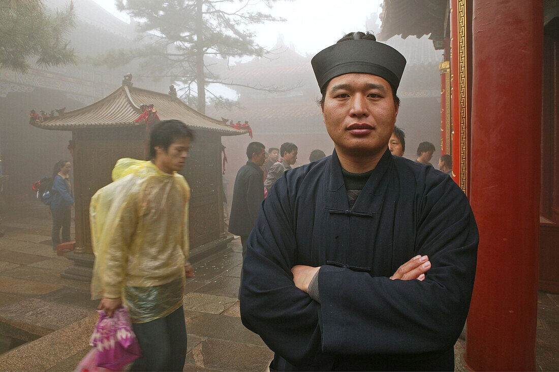 Taoistischer Mönch mit typischer Kopfbedeckung mit Öffnung für Haarzopf, Tempel der Azurblauen Wolke, Azure Clouds Monastery, Biyun Si Monastery, Taishan, Provinz Shandong, UNESCO Weltkulturerbe, China, Asien