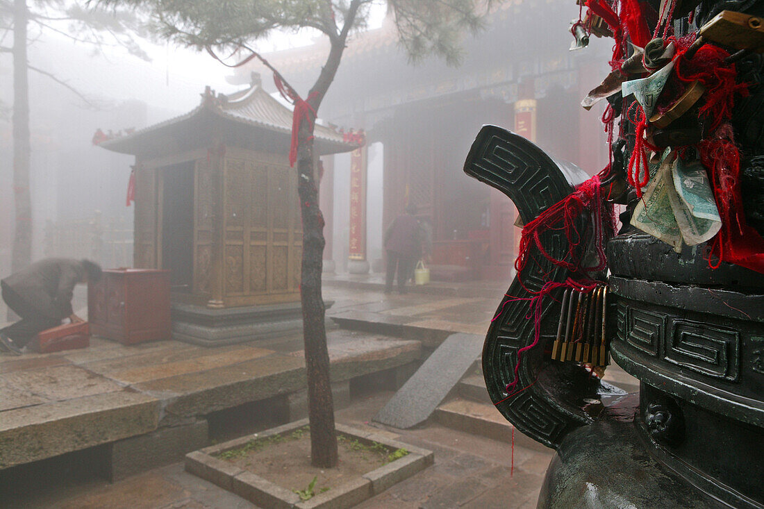Rd ribbons are sacrificed for long life, health and wealth, Offerings, Azure Clouds Temple, Mount Tai, Tai Shan, Shandong province, World Heritage, UNESCO, China