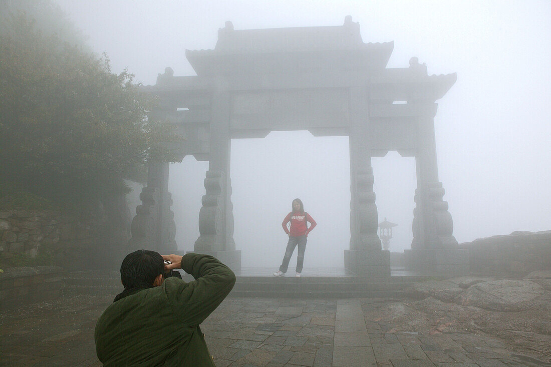 Pilger, Tourist, Himmelsstrasse, Tai Shan,Touristen, Pilger in Regenjacken im dichten Nebel, in dichten Wolken, Heaven Street, Südliches Himmelstor, South Gate to Heaven, Gipfel Taishan, Provinz Shandong,  UNESCO Weltkulturerbe, China, Asien