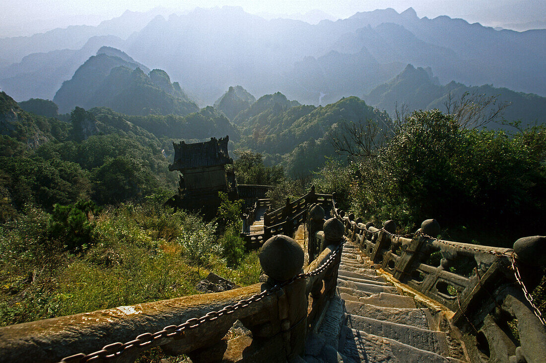 Treppe zum Gipfel, Steinpavillon und Ballustraden, Goldene Halle, Jin Dian Gong, Gipfel des Wudang Shan, Provinz Hubei, China, Asien