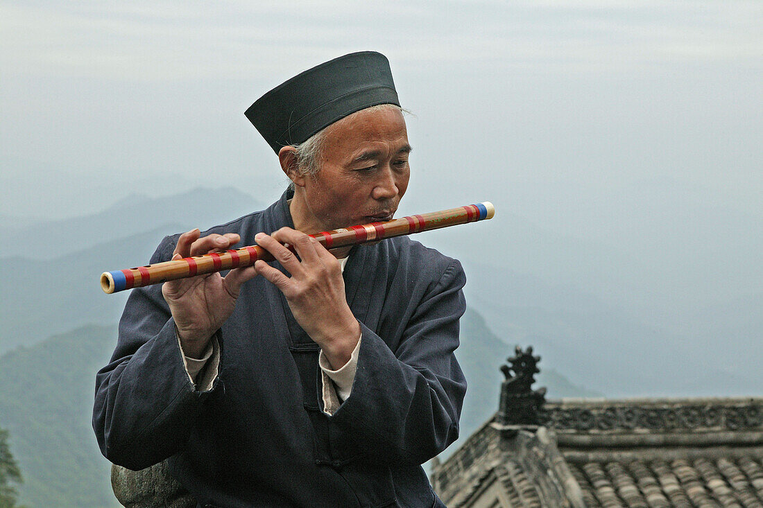 Mönch beim Flötenspielen, Klosterstadt des Wudang Shan, daoistischer Berg in der Provinz Hubei, Gipfel 1613 Meter, Geburtsort des Taichi, China, Asien, UNESCO Weltkulturerbe