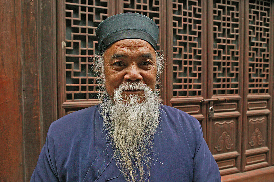 portrait of elderly bearded Taoist monk, Wudang Shan, Taoist mountain, Hubei province, Wudangshan, Mount Wudang, UNESCO world cultural heritage site, birthplace of Tai chi, China, Asia