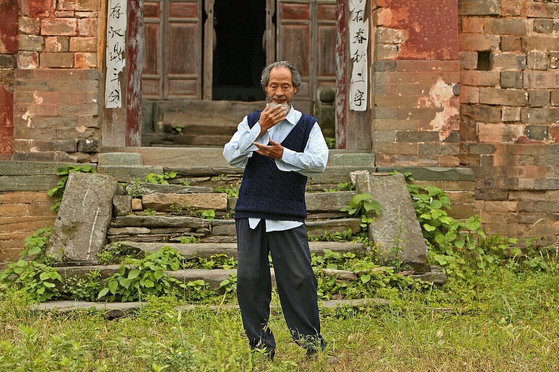 Master demonstrates Taichi movements, in front of his old house below the peak, Wudang Shan, Taoist mountain, Hubei province, Wudangshan, Mount Wudang, UNESCO world cultural heritage site, birthplace of Tai chi, China,  Asia