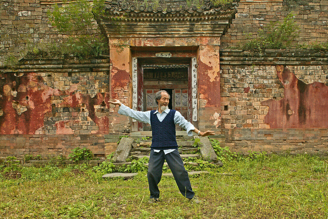 Master demonstrates Taichi movements, in front of his old house below the peak, Wudang Shan, Taoist mountain, Hubei province, Wudangshan, Mount Wudang, UNESCO world cultural heritage site, birthplace of Tai chi, China,  Asia