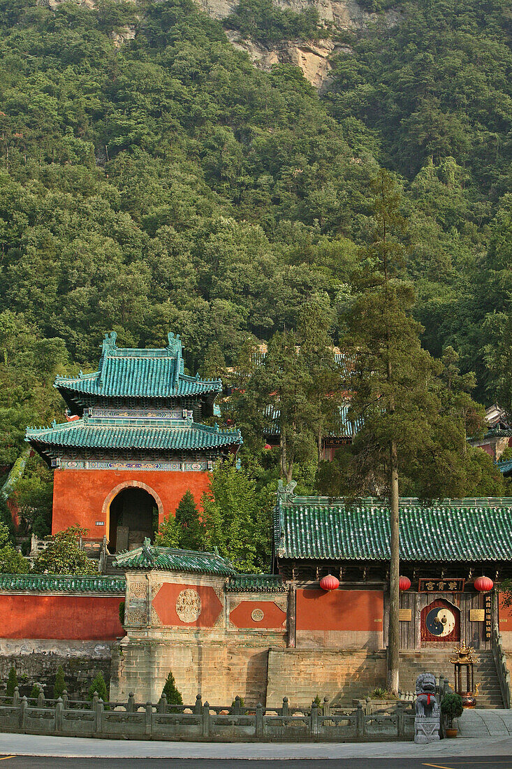 entrance gate to Purple Heaven Hall, Zi Xiao Gong, Wudang Shan, Taoist mountain, Hubei province, Wudangshan, Mount Wudang, UNESCO world cultural heritage site, birthplace of Tai chi, China, Asia
