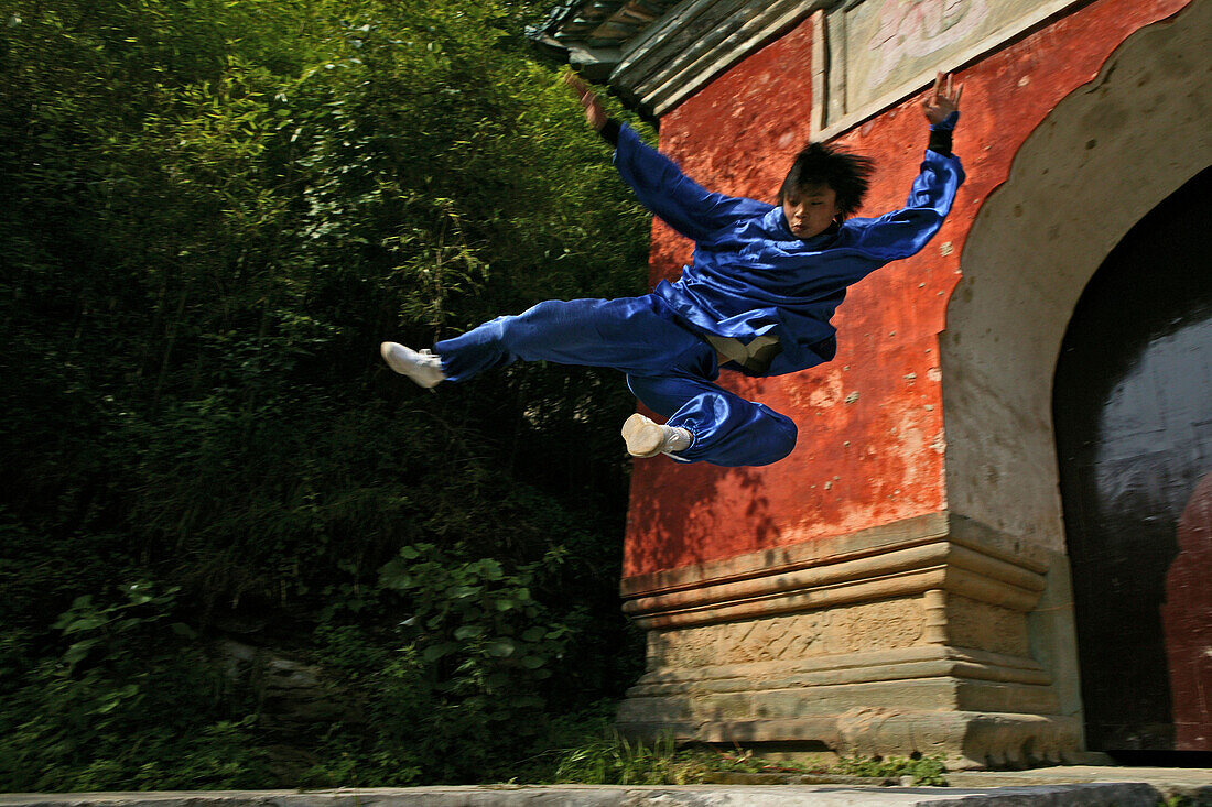 Taichi Training, Wudang Shan,Taichi, Taiji, Training, Wudang School of Martial Arts, Vorplatz des Klosters Palast der Purpurwolke, Zi Xiao Gong, Wudang Shan, rote Mauern, daoistischer Berg in der Provinz Hubei, Gipfel 1613 Meter, Geburtsort des Taichi, Ch