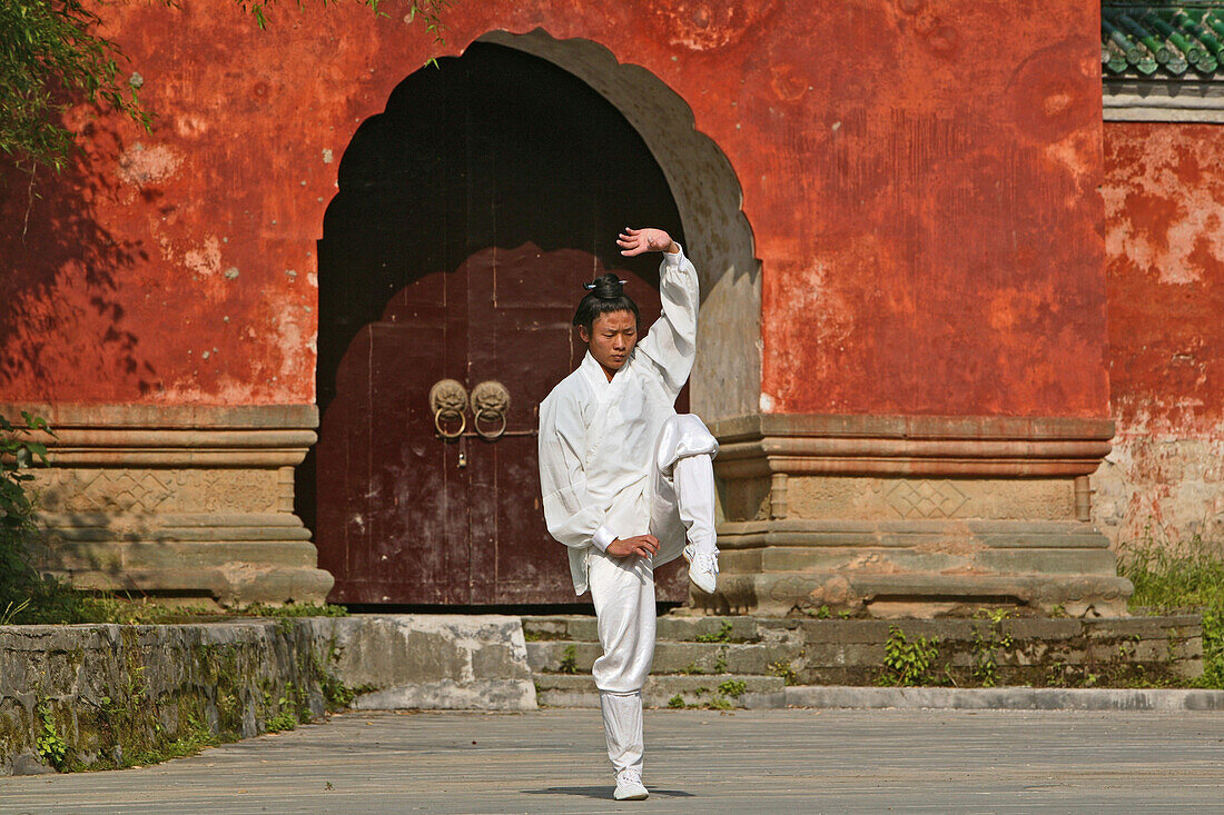 Taichi Training, Wudang Shan,Taichi, Taiji, Training, Wudang School of Martial Arts, Vorplatz des Klosters Palast der Purpurwolke, Zi Xiao Gong, Wudang Shan, rote Mauern, daoistischer Berg in der Provinz Hubei, Gipfel 1613 Meter, Geburtsort des Taichi, Ch