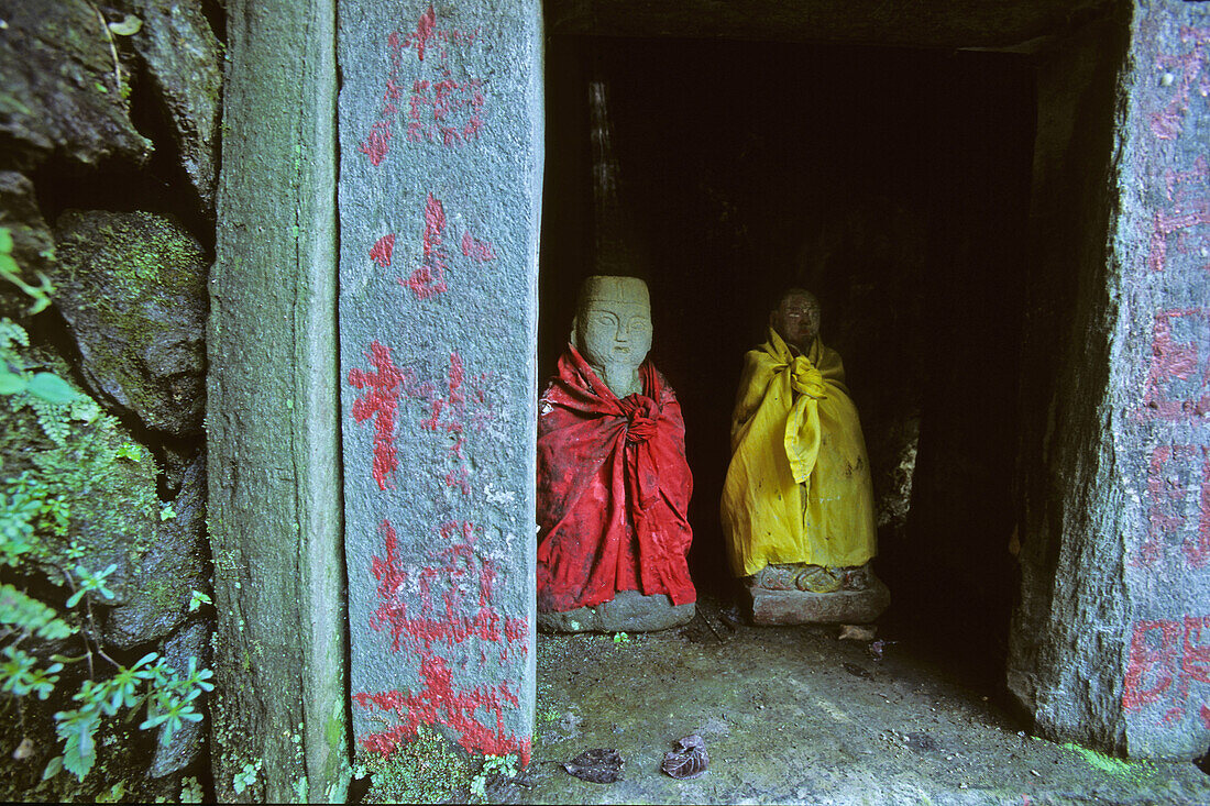 stone figures of Zhen Wu, in a small cave altar,  peak 1613 metres high, Wudang Shan, Taoist mountain, Hubei province, Wudangshan, Mount Wudang, UNESCO world cultural heritage site, birthplace of Tai chi, China, Asia