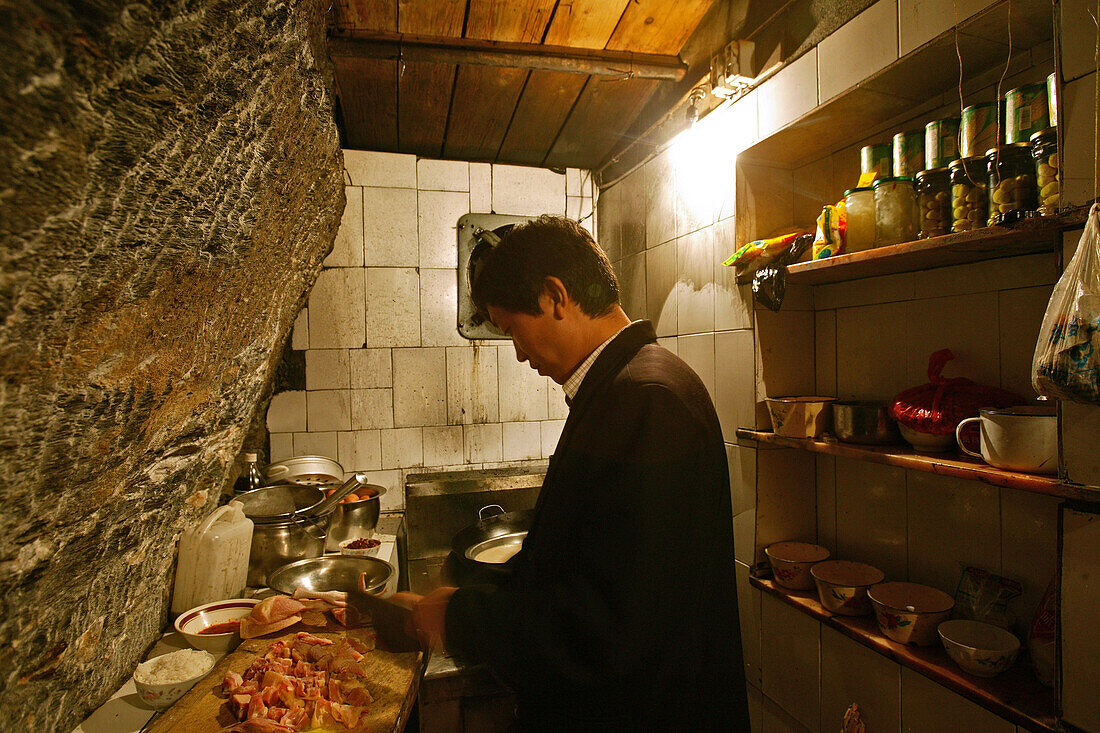 kitchen in private restaurant, peak 1613 metres high, Wudang Shan, Taoist mountain, Hubei province, Wudangshan, Mount Wudang, UNESCO world cultural heritage site, birthplace of Tai chi, China, Asia