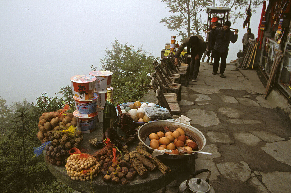 Nanya Palace, Wudang Shan,Händler am Wegesrand, Träger tragen Touristen in Sänfte, Weg zum Nanya Palace, unterhalb Gipfel des Wudang Shan, daoistischer Berg in der Provinz Hubei, Gipfel 1613 Meter, Geburtsort des Taichi, China, Asien, UNESCO Weltkulturerb