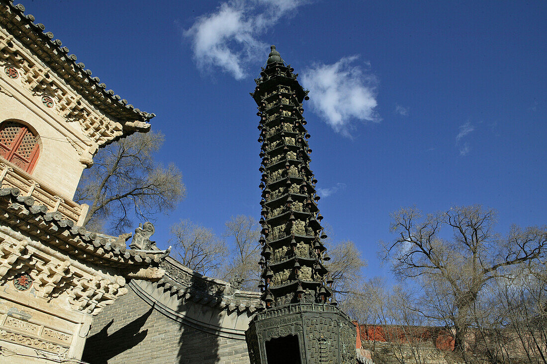 Bronze pagoda, Xiantong Monastery, Wutai Shan ,Pagode in Bronze mit 13 Schirmen, Xiantong Tempel, Kloster, Wutai Shan, in Winter, Taihuai Stadt, Provinz Shanxi, China, Asien