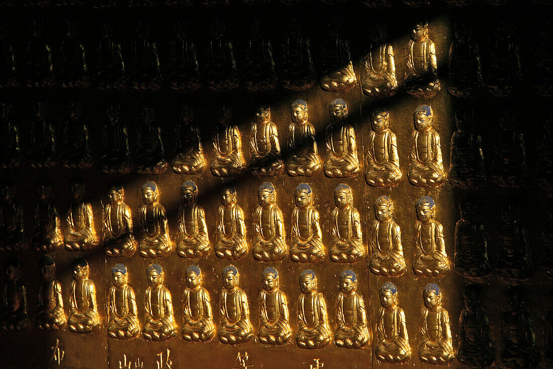 Golden Halle,  Xiantong Monastery, Wutai Shan ,Goldene Halle in Kupfer, Buddhafiguren, Figuren des Bodhisattva, Manjusri, Wenshu, Xiantong Kloster, Wutai Shan, Taihuai Stadt, Provinz Shanxi, China, Asien