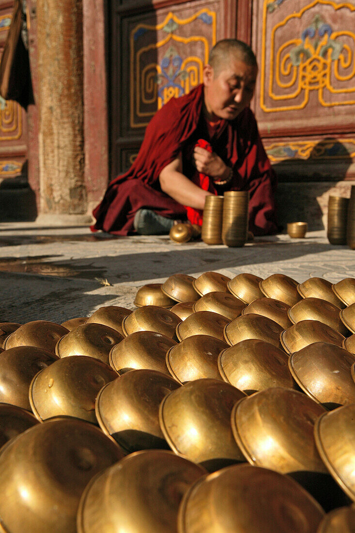Mönch beim Befüllen der Butterlampen, Tempelfest zu Ehren Wenshus, Shuxiang Kloster, Bodhisattva, Taihuai Stadt, Provinz Shanxi, China, Asien