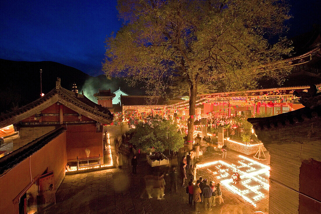 Entzünden der Kerzen im Hof des Klosters, Tempelfest zu Ehren Wenshus, Schutzgottheit des Wutai Shan, Shuxiang Kloster, Bodhisattva, Taihuai Stadt, Provinz Shanxi, China, Asien