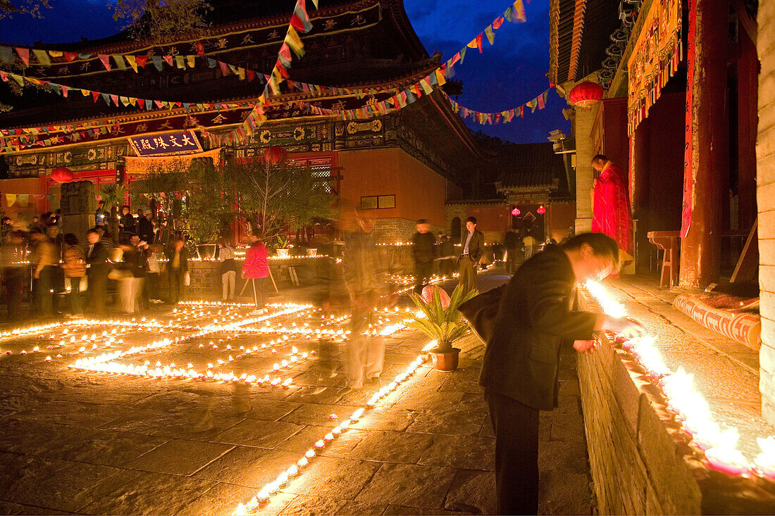 Entzünden der Kerzen im Hof des Klosters, Illumination, Tempelfest zu Ehren Wenshus, Schutzgottheit des Wutai Shan, Shuxiang Kloster, Bodhisattva, Taihuai Stadt, Provinz Shanxi, China, Asien