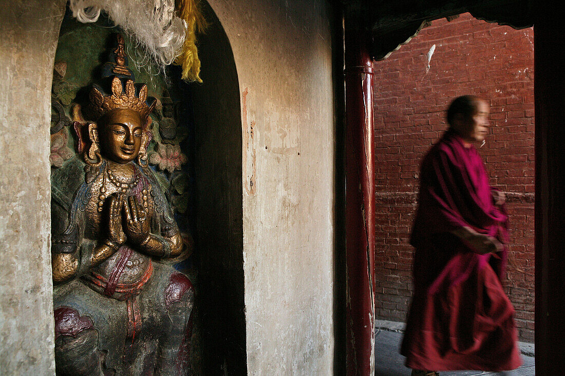 Große Weiße Pagode, Tayuan Temple, Wutai Shan ,Umgang mit Gebetsmühlen und Statuen, Manjusri, Sockelbereich der Großen Weißen Pagode, Tempel, Mönch, Tempelfest zu Ehren Wenshus, Schutzgottheit des Wutai Shan, Tayuan Temple, Weiße Pagode, Bodhisattva, Taih