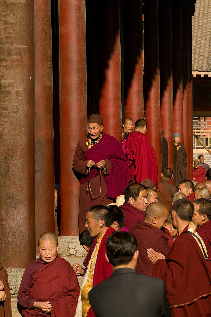 Tempelfest zu Ehren Wenshus, Schutzgottheit des Wutai Shan, Xiantong Temple, roter Säulenumgang, Bodhisattva, Taihuai Stadt, Provinz Shanxi, China, Asien