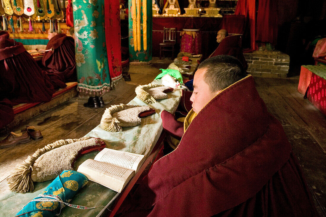 Gebetsandacht in Pusa Ding Tempel, Wutai Shan, Gelbmützen Kloster, Bodhisattva, Taihuai Stadt, Provinz Shanxi, China, Asien