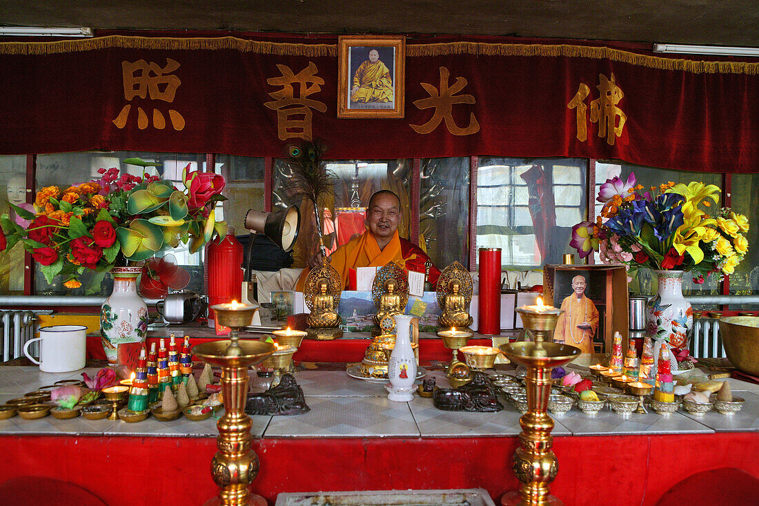 Abt, Santa Kloster, Wutaishan,Buddhist Abt, Shi Neng Xiu in Santa Kloster, Gebetsraum, Wutaishan, Shanxi Provinz, China, Asien