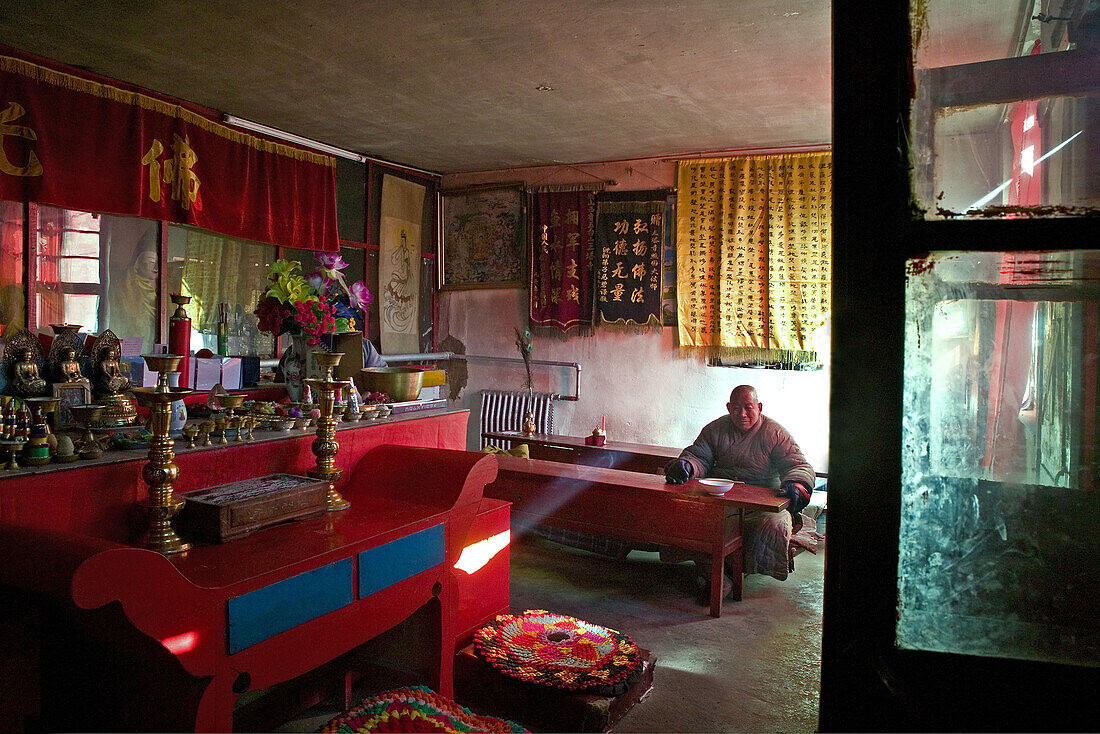 Mönch wartet auf sein Mittagessen, Gebetsraum und Kantine in Santa Tempel, Wutai Shan, Bodhisattva, Taihuai Stadt, Provinz Shanxi, China, Asien