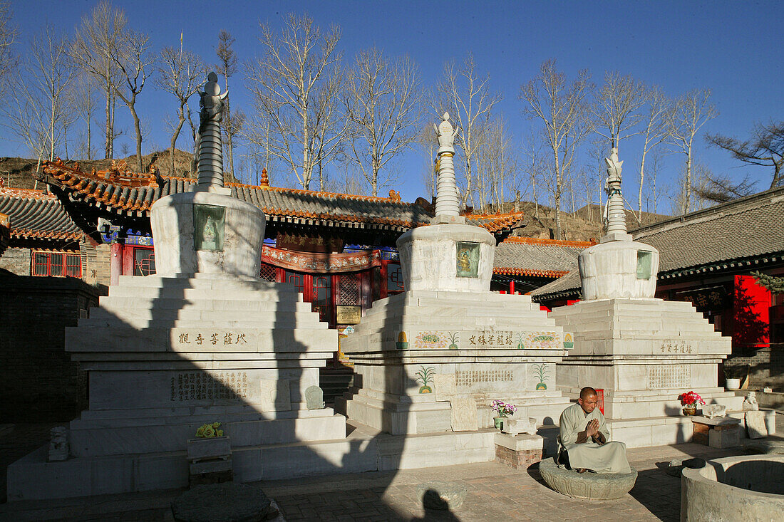 Betende Mönch, Santa Kloster, Wutaishan,Stupas im Innenhof des Santa Kloster, Wutaishan, Shanxi Provinz, China, Asien