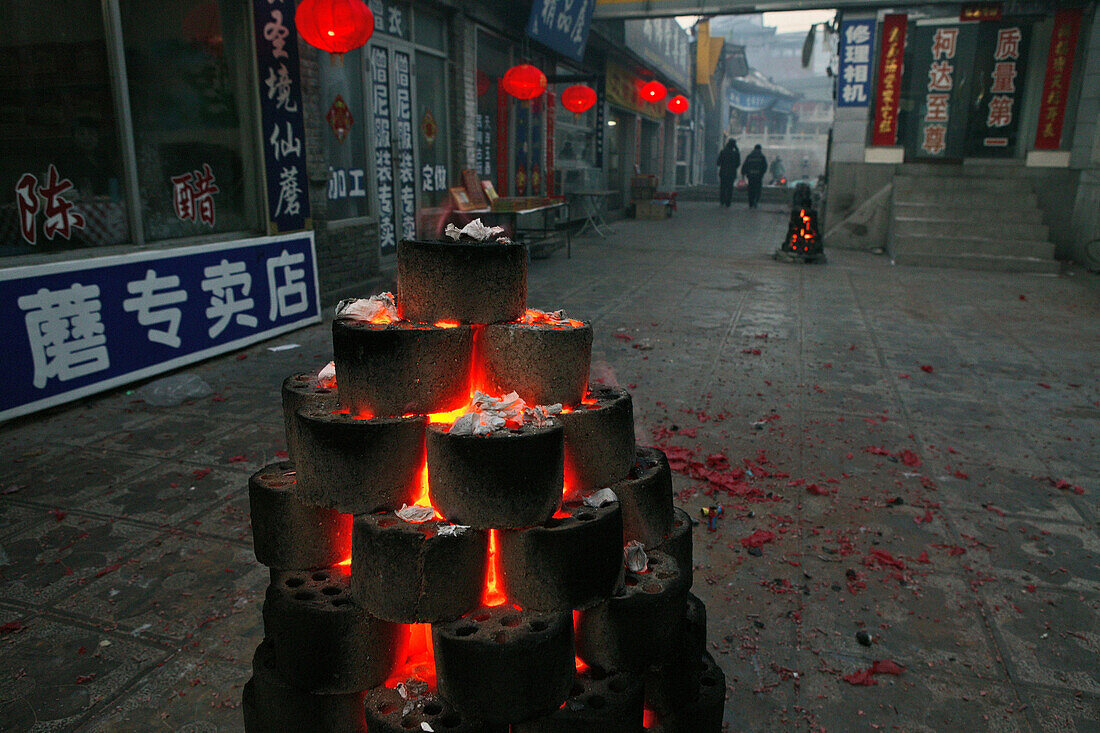 Feuer mit Kohlebriketts für das Chinesisches Neujahrsfest, Taihuai, Wutai Shan, Provinz Shanxi, China, Asien