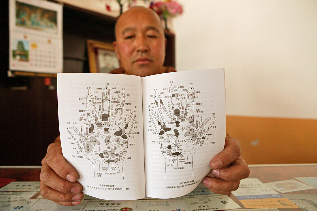 Mönch hält Schemazeichnung für Massage, Kloster Luohou, Taihuai, Wutai Shan, Provinz Shanxi, China, Asien