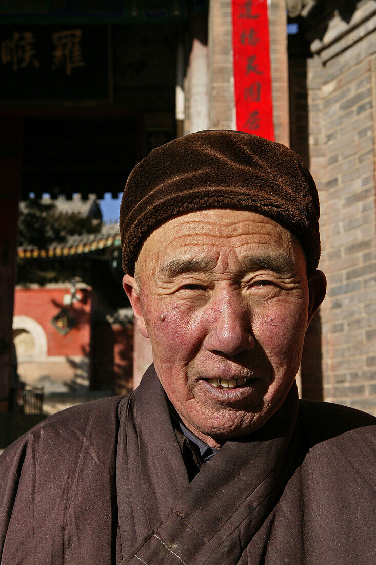 old monk, Luohou monastery, Taihuai, Wutai Shan, Five Terrace Mountain, Buddhist Centre, town of Taihuai, Shanxi province, China, Asia