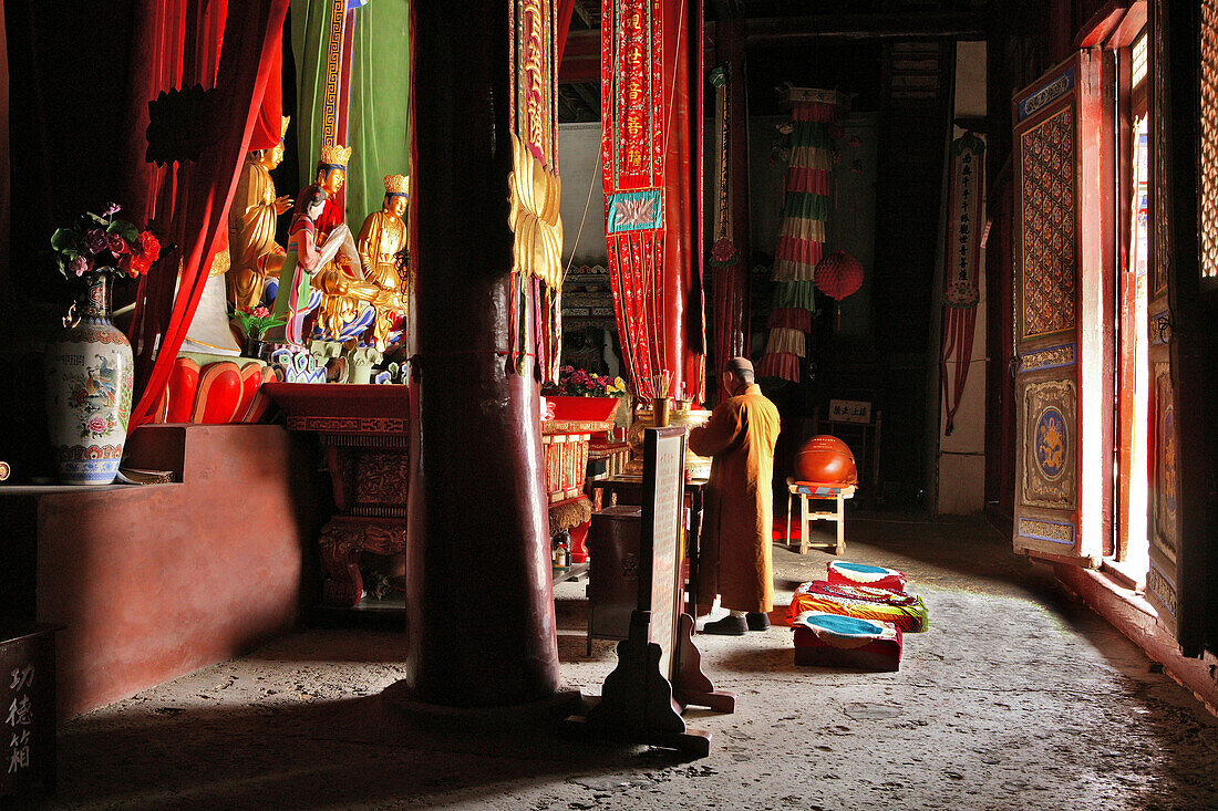 Mönch in Jinge Tempel, Wutai Shan, Bodhisattva, Taihuai Stadt, Provinz Shanxi, China, Asien