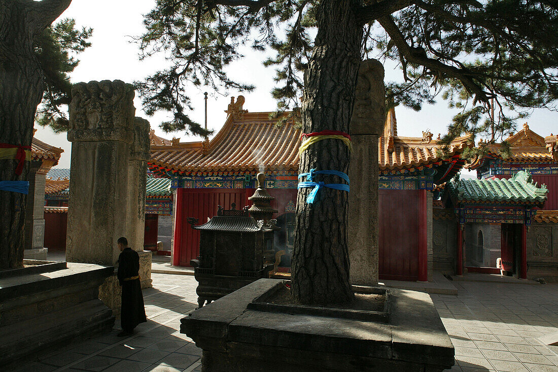 Vorhof des Pusa Ding Gipfelkloster, Gelbmützen, Wutai Shan, in der Nähe von Taihuai Stadt, Provinz Shanxi, China, Asien