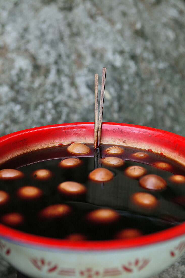 Tee Eier, hart gekochte Eier in einem Sud aus schwarzem Tee, Sojasauce und Gewürzen gekocht, typischer Imbiss, Marmorierte Eier, China, Asien