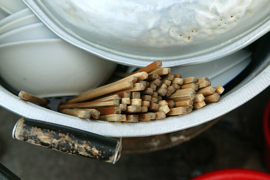 Chinesisches Geschirr, Reisschalen und Stäbchen, China, Asien