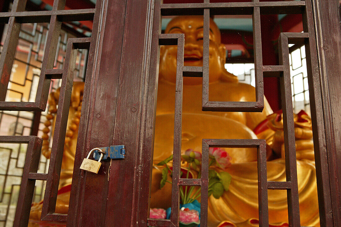 Buddha Staute,Buddha hinter Gittern, Schloß,  China, Asien