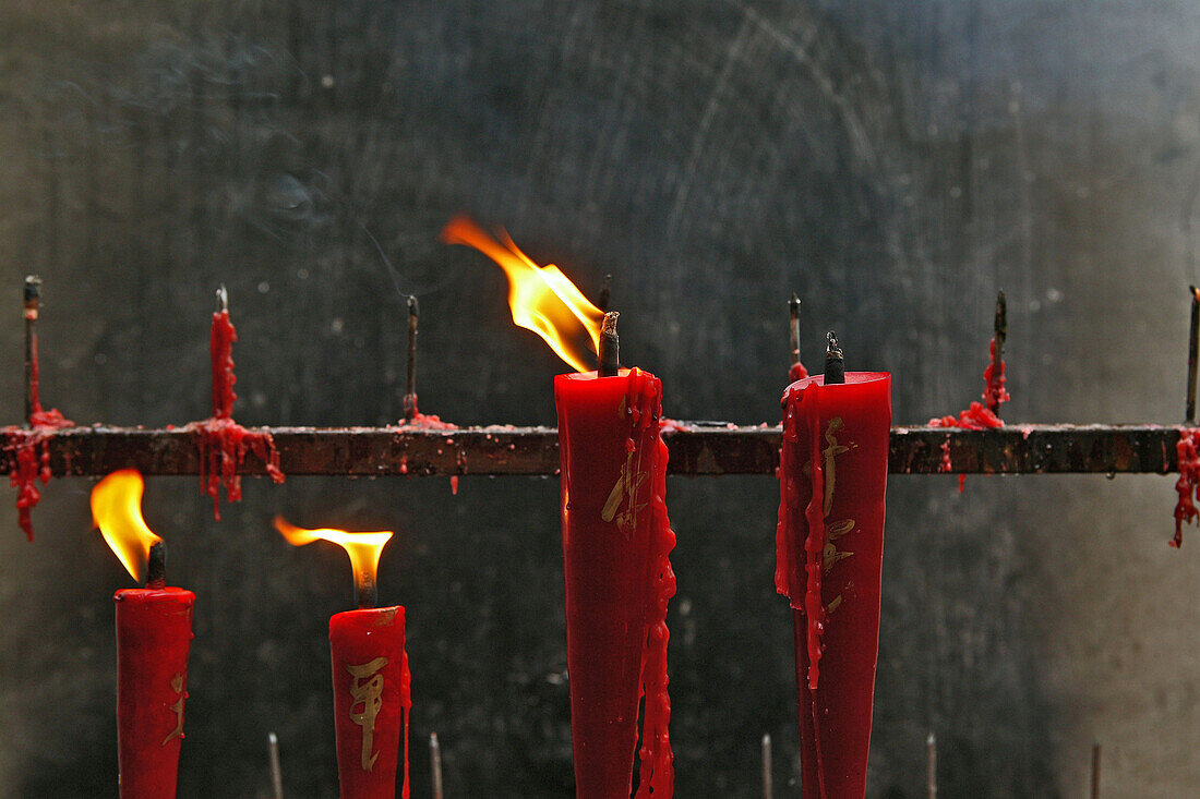 Red candles burning at temple entrance, flame, fire, China, Asien