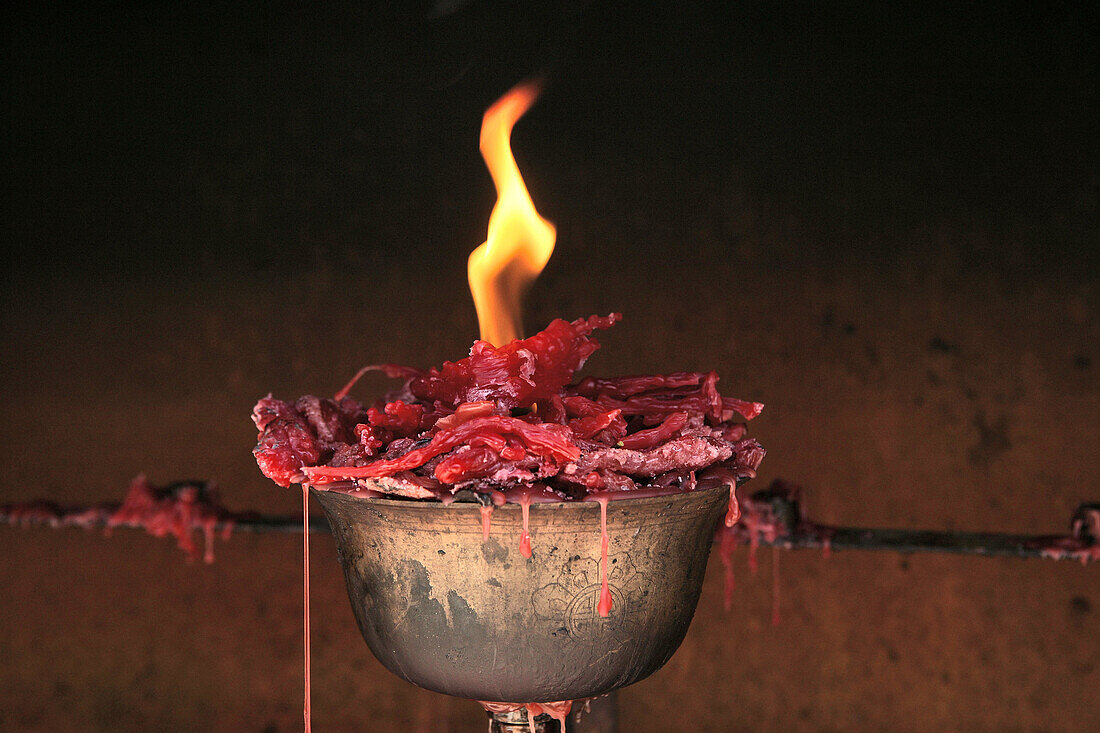 Brennende rote Kerze am Tempeleingang, Wachs, Feuer, Flamme, China, Asien