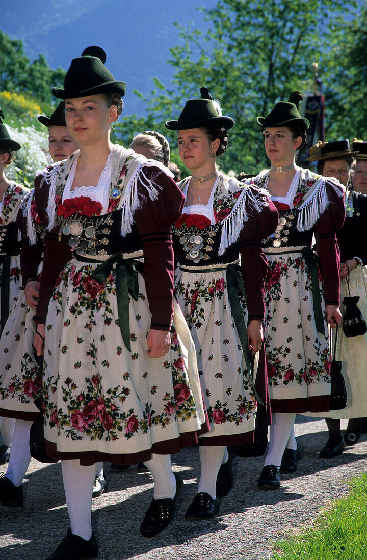 Young women wearing dirndl dresses, pilgrimage to Raiten, Schleching, Chiemgau, Upper Bavaria, Bavaria, Germany