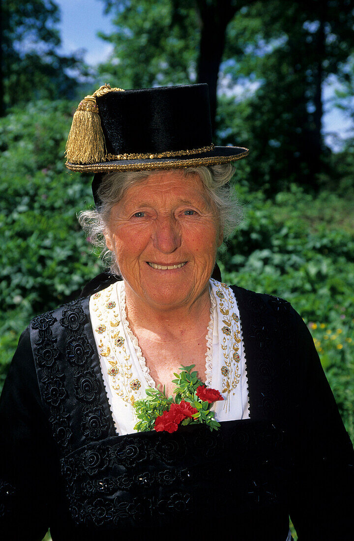 Älteren Frau in Tracht mit goldverziertem Priener Hut, Trachtenwallfahrt nach Raiten, Schleching, Chiemgau, Oberbayern, Bayern, Deutschland