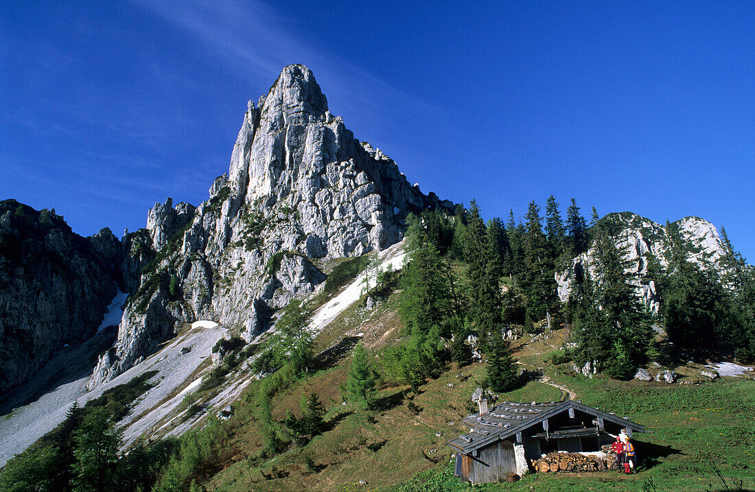 Hörndlwand über der Hörndlalm mit zwei Wanderern, Chiemgauer Alpen, Oberbayern, Bayern, Deutschland