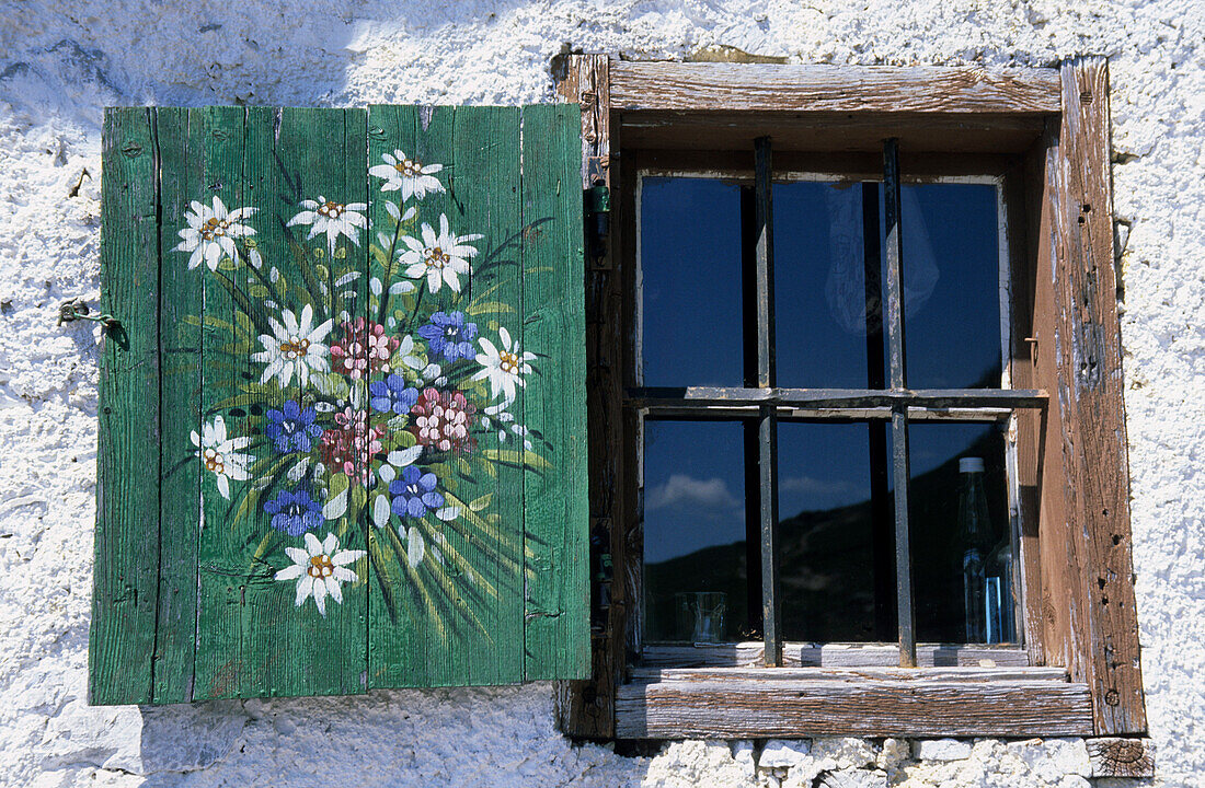 Fenster eines Almgebäudes mit bemaltem Fensterladen, Steinplatte, Chiemgauer Alpen, Tirol, Österreich